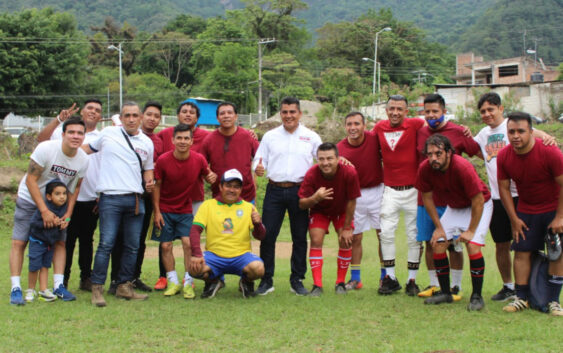 A través de un partido de fútbol, promueve Ricardo Pérez García el deporte en Tenango