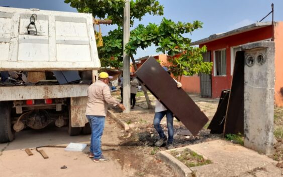 Realiza ayuntamiento de Cosoleacaque descacharrización en Villas Ana María