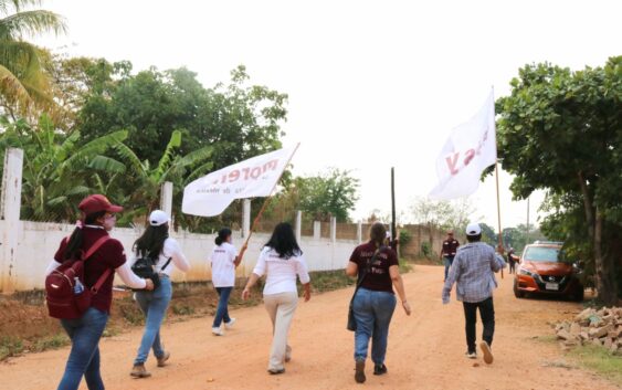 Continúan diálogo y recorridos de Deisy Juan Antonio por calles de Acayucan