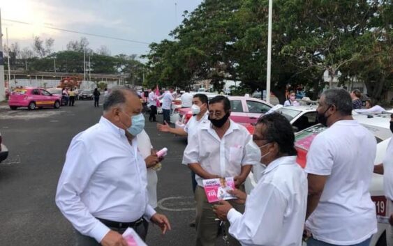 Se reúne Isidro Cano con taxistas
