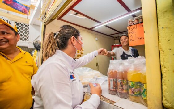 “Paloma”, Rosalba Rodríguez, dialogó con el pueblo en el mercado Obregón