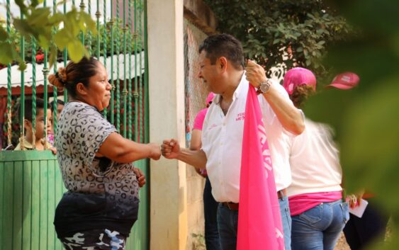 Doctor Anuar González firme en diálogo con la gente de Acayucan