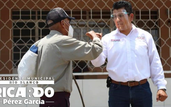 Ricardo Pérez continúa los recorridos por las colonias de Río Blanco