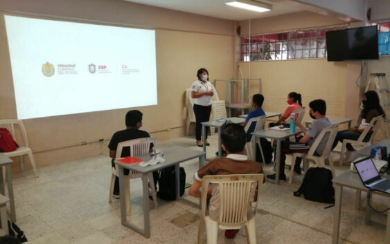 Difunde C4 aplicaciones preventivas entre comunidad estudiantil de Minatitlán