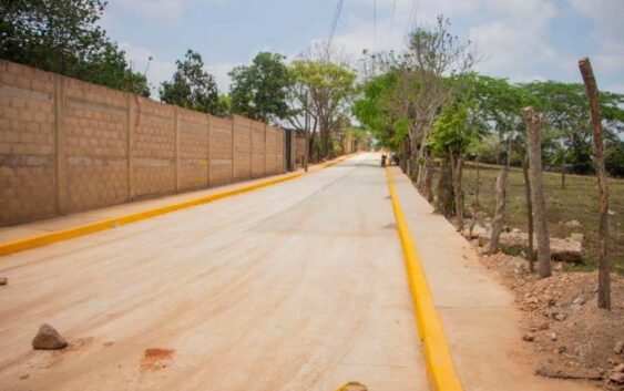 Concluyen trabajos de construcción de pavimento en la calle Felipe Ángeles del municipio de Acayucan