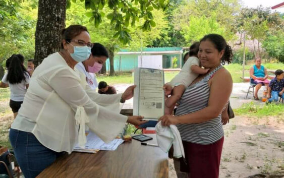 DIF Municipal entrega actas de nacimiento en comunidades rurales