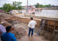 Alcalde supervisa construcción de colector en la calle chiapas de la colonia Chichihua