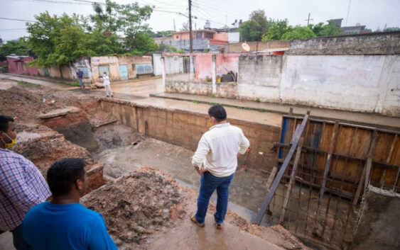 Alcalde supervisa construcción de colector en la calle chiapas de la colonia Chichihua