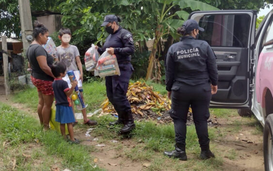 Entrega Policía Estatal útiles y despensa al pequeño Tadeo