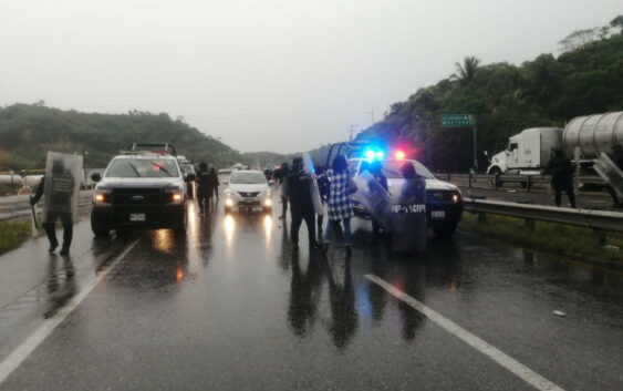 Golpean periodistas de Nanchital y Coatzacoalcos durante desalojo de la carretera Coatza-Villahermosa