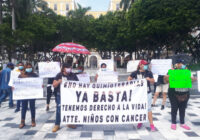 Madres de niños con cáncer bloquean entrada a Veracruz por falta de medicamentos