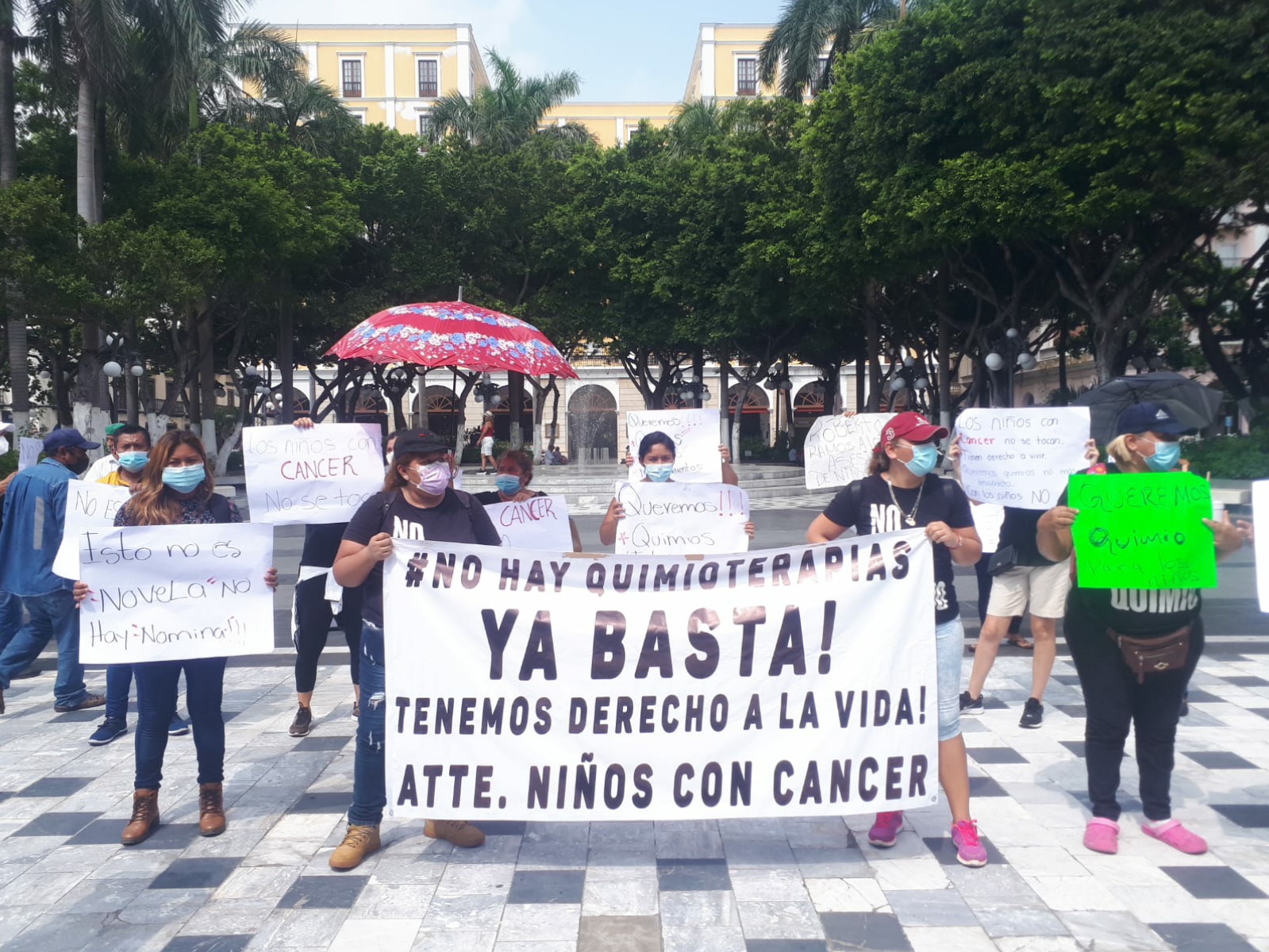 Madres de niños con cáncer bloquean entrada a Veracruz por falta de medicamentos