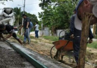 Alcalde de Agua Dulce moderniza al municipio con la construcción de guarniciones y banquetas