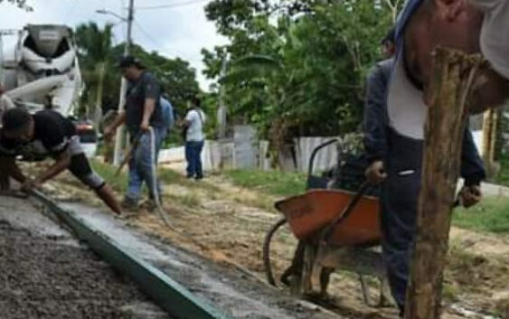 Alcalde de Agua Dulce moderniza al municipio con la construcción de guarniciones y banquetas