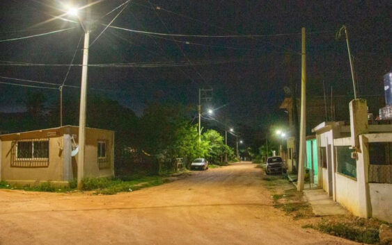 Realizan trabajos de red de energía eléctrica en las calles Itzcoatl y Ernesto Guevara de la colonia Revolución