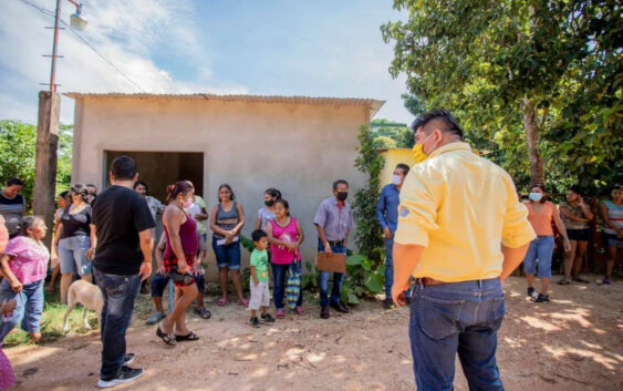 Visita alcalde a los vecinos de la calle Vicente Guerrero en la colonia Gutierrez Barrios en Acayucan