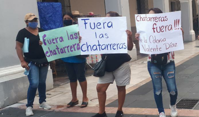 Vecinos de la Valente Díaz piden a las autoridades que quiten las chatarreras por el peligro que representan