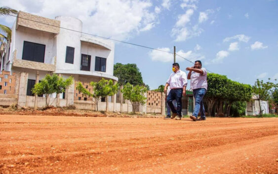 Alcalde recorre la calle Emiliano Zapata de la comunidad de Corral Nuevo