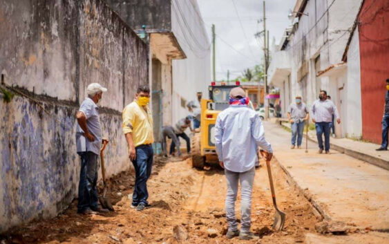 El Gobierno Municipal de Acayucan continúa con el programa de bacheo en la ciudad