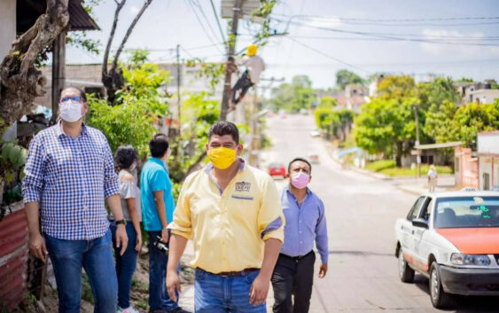 Trabajando iluminando al municipio de Acayucan