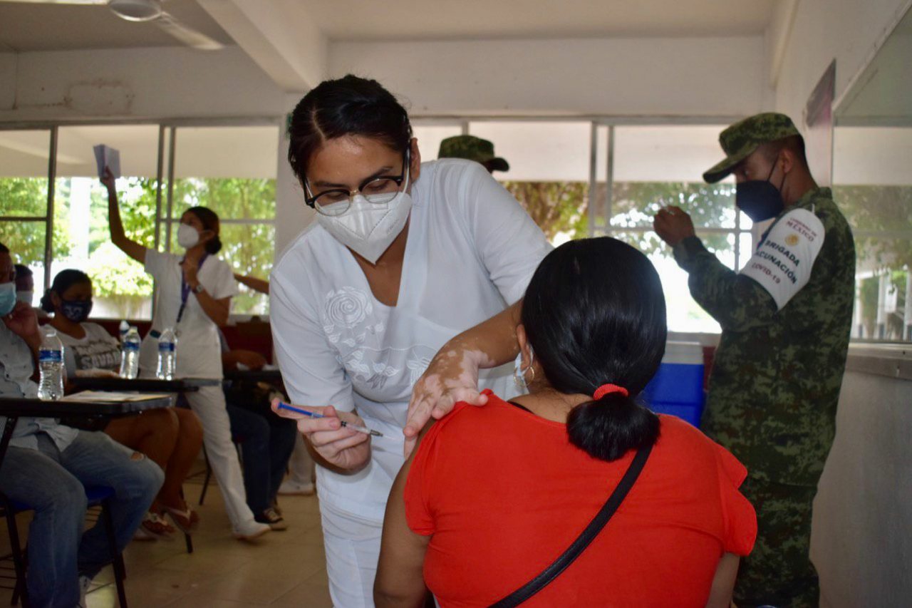 Finaliza jornada de vacunación contra la COVID-19 para personas de 30 a 39 años en Cosoleacaque