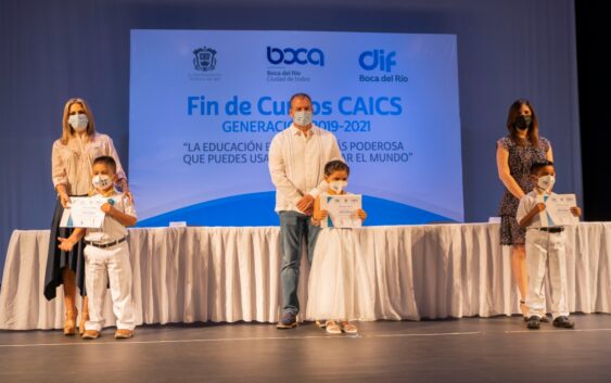 Egresan alumnos de los CAICS de Boca del Río