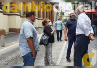 Ciudadanos xalapeños saludan y reconocen a Ricardo Ahued por calles de la ciudad.