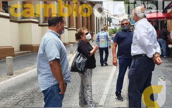 Ciudadanos xalapeños saludan y reconocen a Ricardo Ahued por calles de la ciudad.