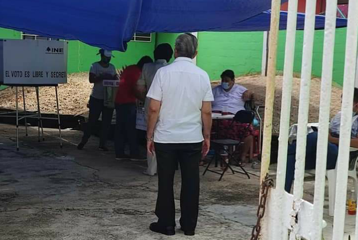 Alcalde de Minatitlán participa en la consulta popular