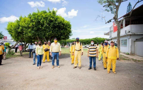 Gobierno Municipal de Acayucan entrega uniformes al personal de limpia pública