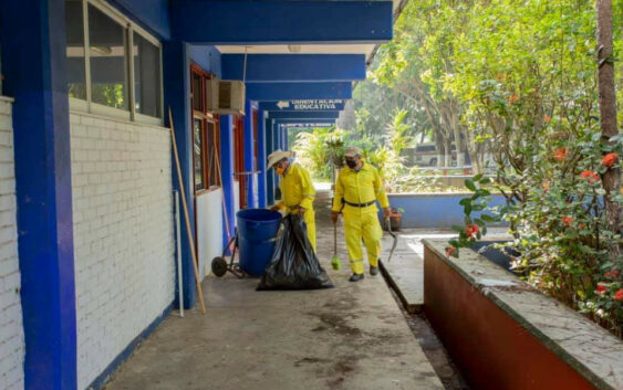 Personal de limpia pública del Gobierno Municipal de Acayucan apoya en la jornada de vacunación