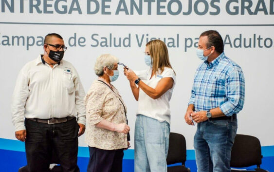 DIF Boca entrega lentes de aumentos a adultos mayores