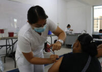 Invita IMSS Veracruz Sur a vacunarse contra COVID-19