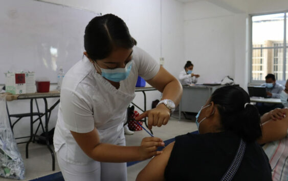 Invita IMSS Veracruz Sur a vacunarse contra COVID-19