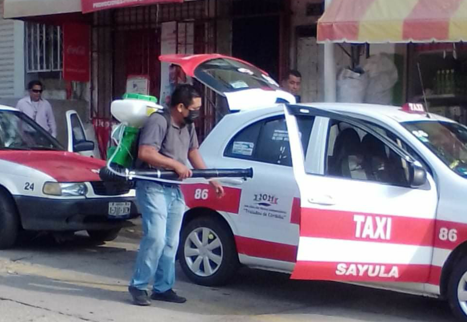 En Sayula de Alemán se llevó a cabo la “tercera jornada de desinfección vehicular” por personal de la comisión de vectores municipal