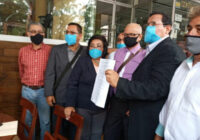 Abogados piden a los padres de familia que se sumen a las demandas para exigir al Gobierno Federal que vacune a los niños ante el regreso a clases