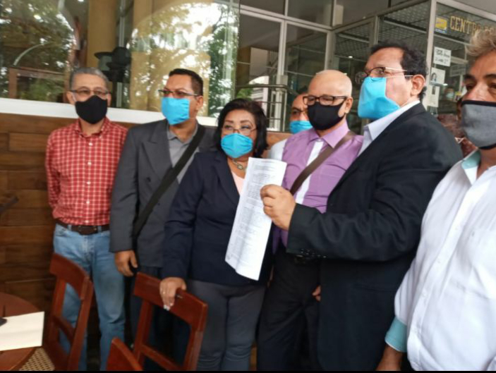 Abogados piden a los padres de familia que se sumen a las demandas para exigir al Gobierno Federal que vacune a los niños ante el regreso a clases