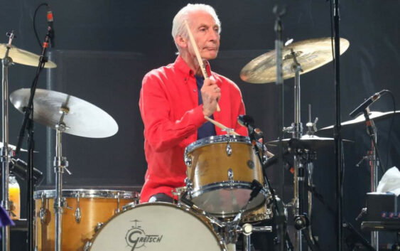 Charlie Watts, legendario baterista de los Rolling Stones, falleció a los 80 años.