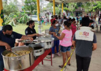 Policía Estatal instala cocina móvil en la colonia Plan de Ayala, en el municipio de Tihuatlán