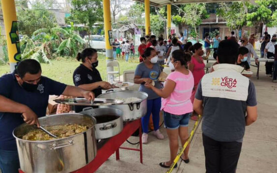 Policía Estatal instala cocina móvil en la colonia Plan de Ayala, en el municipio de Tihuatlán