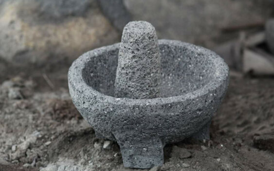 Elaboran artesanas y artesanos mexiquense molcajetes, pieza indispensable en la cocina mexicana