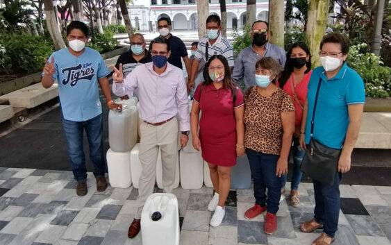 Antonio del Río Argudin entrega apoyos a escuelas públicas