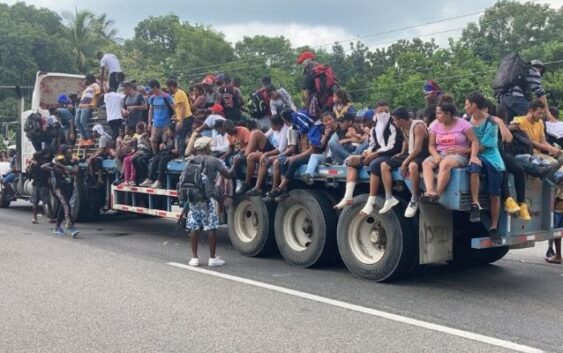 Caravana de más de 500 migrantes avanzó por la carretera costera de Chiapas