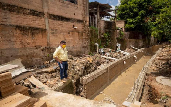 Alcalde de Acayucan recorre el colector que se realiza en la calle Benito Juárez del barrio La Palma