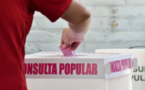 Pronunciamiento por la primera Consulta Constitucional en el país.