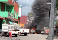 Incendian 4 camionetas y atacan instalaciones de la Fiscalía en Tezonapa
