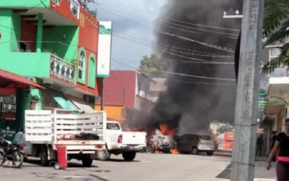 Incendian 4 camionetas y atacan instalaciones de la Fiscalía en Tezonapa