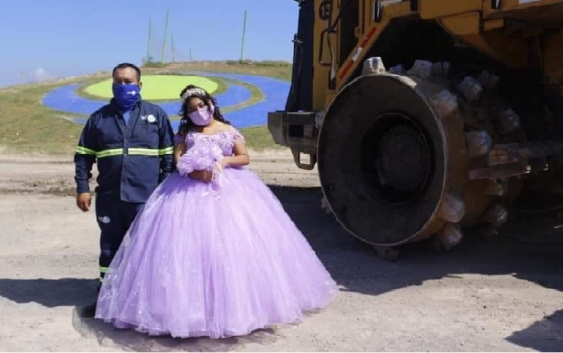 Quinceañera rechaza sesión lujosa y decide pasar el día con su padre en donde trabaja