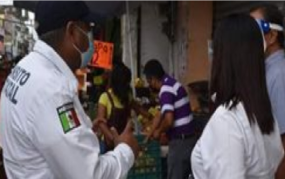 Alcalde electo de Agua Dulce pone en orden a los vendedores ambulantes