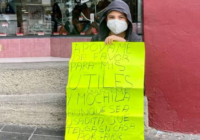 Menor de edad pide apoyo para sus útiles escolares con una cartulina en Veracruz